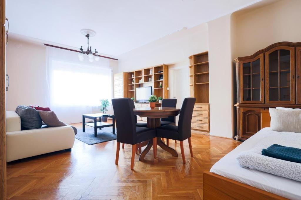 Downtown Vintage By Bella Apartment *